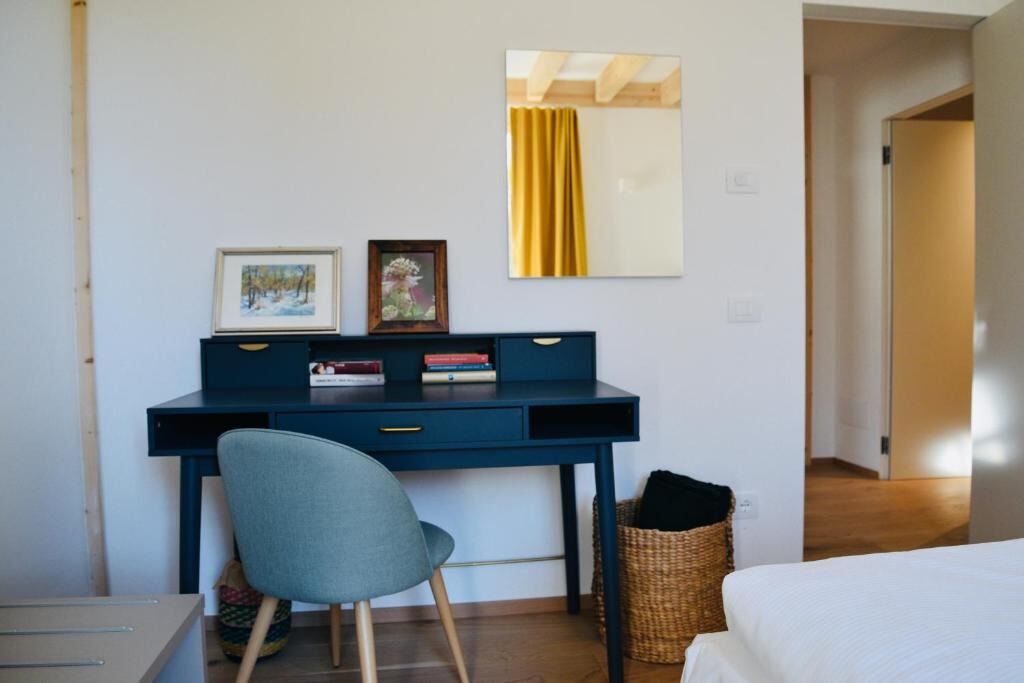 Scrivania in una camera del Nine Rooms Suite